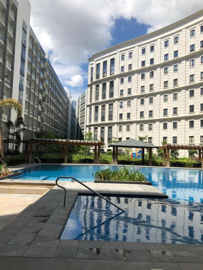 Robles' Unit At 81 Newport Boulevard Манила Экстерьер фото